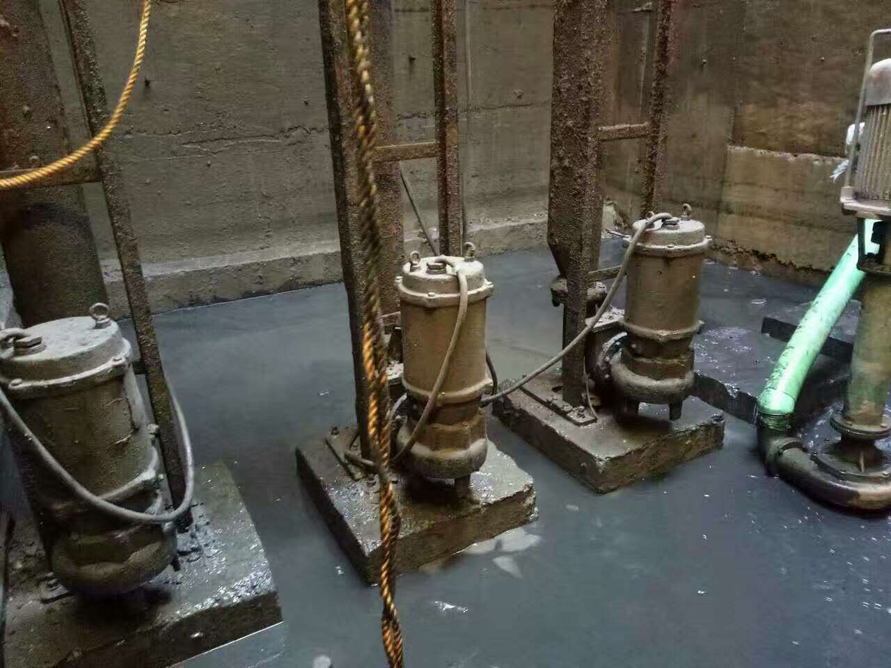 陈场镇污水池清理