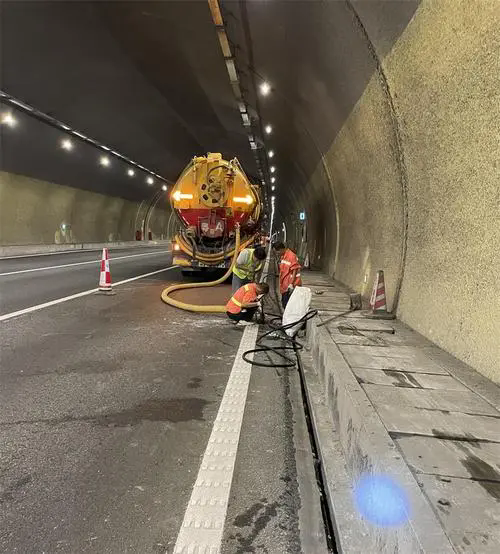 陈场镇隧道排水渠清淤